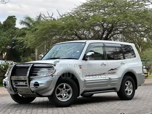 Mitsubishi Pajero 2000 White