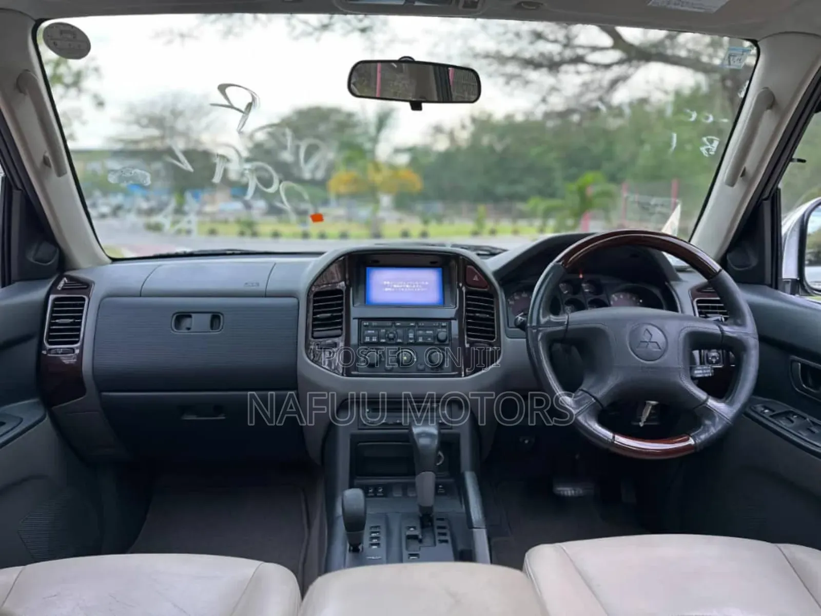 Mitsubishi Pajero 2000 White
