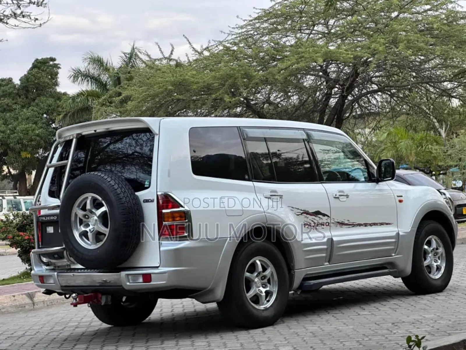 Mitsubishi Pajero 2000 White