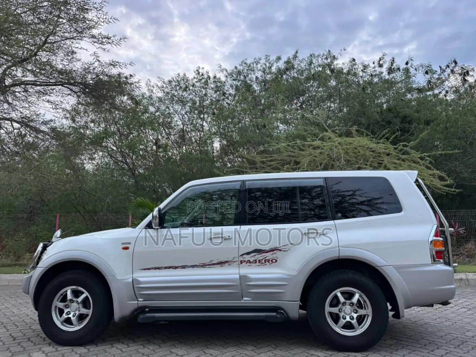 Mitsubishi Pajero 2000 White