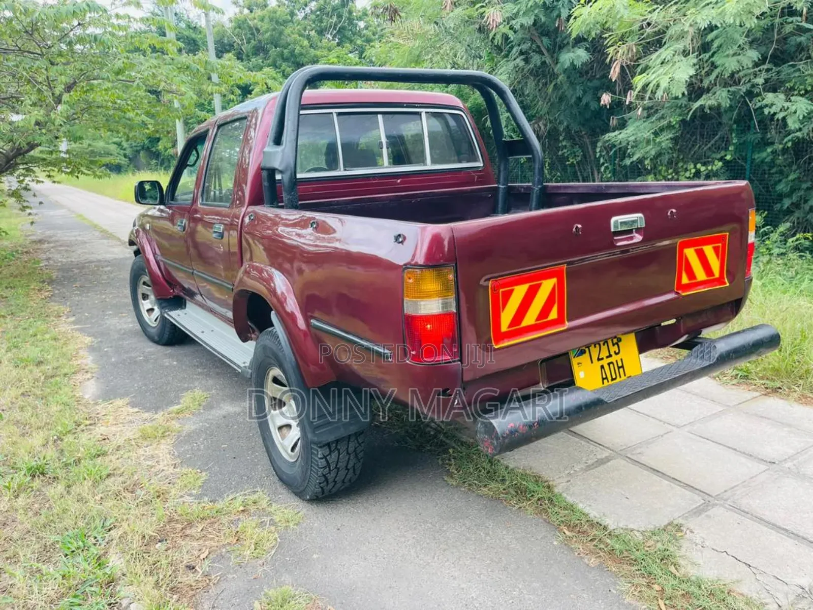 Toyota Hilux 2001 Maroon