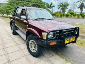 Toyota Hilux 2001 Maroon
