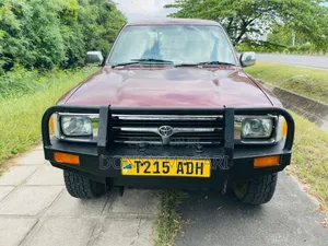 Toyota Hilux 2001 Maroon
