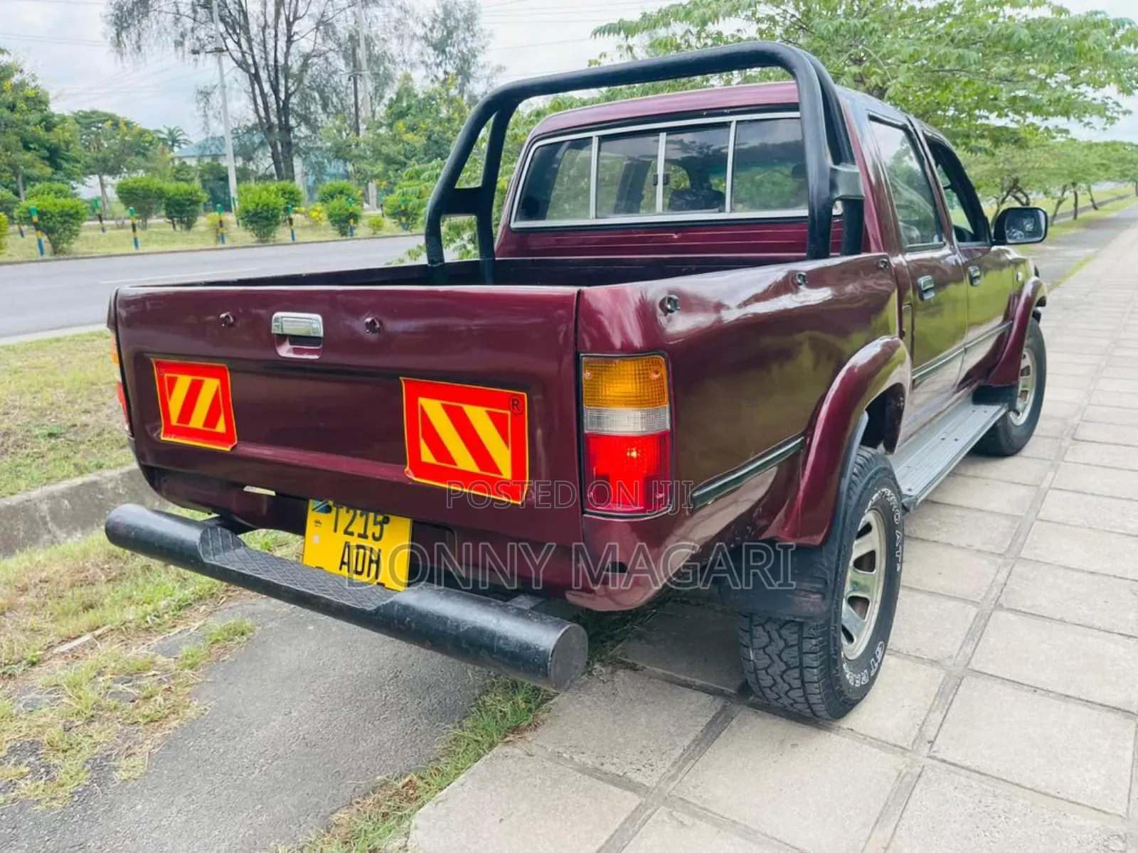 Toyota Hilux 2001 Maroon