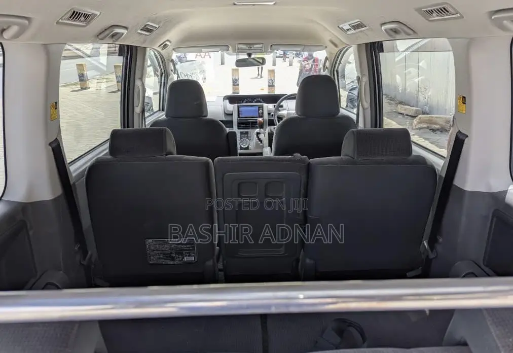 Toyota Noah 2.0 143hp FWD (7 Seater) 2008 Silver