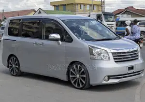 Toyota Noah 2.0 143hp FWD (7 Seater) 2008 Silver