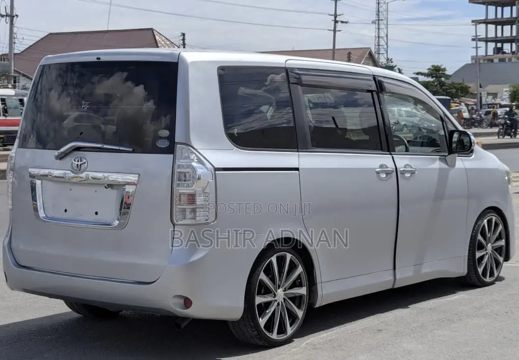 Toyota Noah 2.0 143hp FWD (7 Seater) 2008 Silver