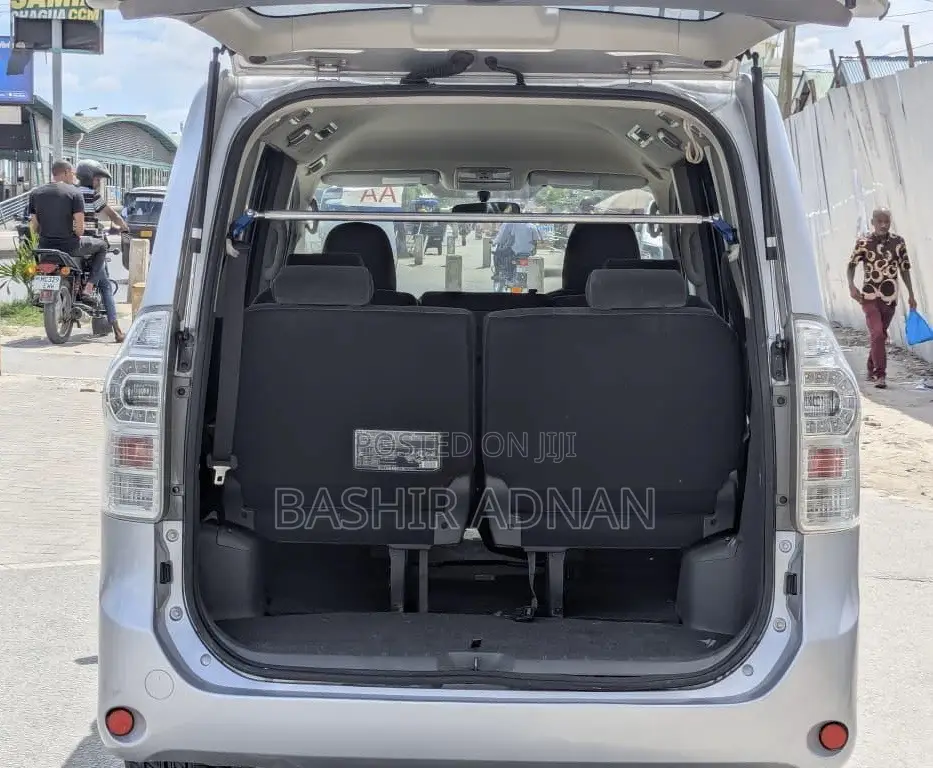 Toyota Noah 2.0 143hp FWD (7 Seater) 2008 Silver