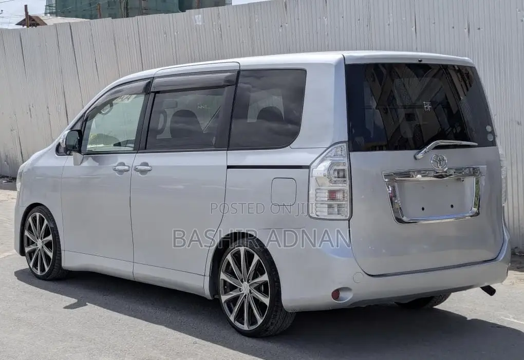 Toyota Noah 2.0 143hp FWD (7 Seater) 2008 Silver