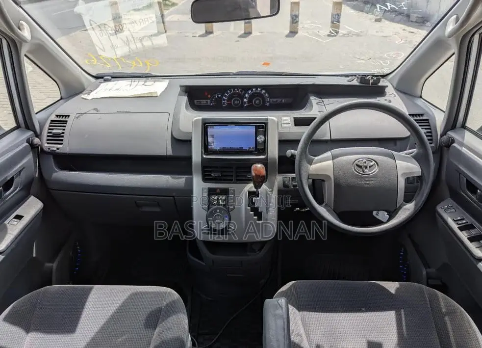 Toyota Noah 2.0 143hp FWD (7 Seater) 2008 Silver
