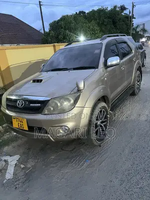 Toyota Fortuner 2010 Beige
