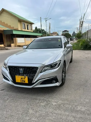 Toyota Crown 2018 Silver