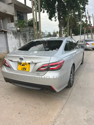 Toyota Crown 2018 Silver