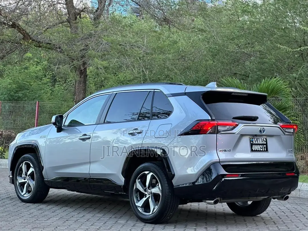 Toyota RAV4 Plug-In Hybrid XSE AWD 2025 Silver