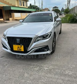 Toyota Crown 2018 Silver