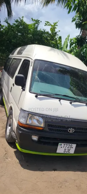 Toyota HiAce 2002 White