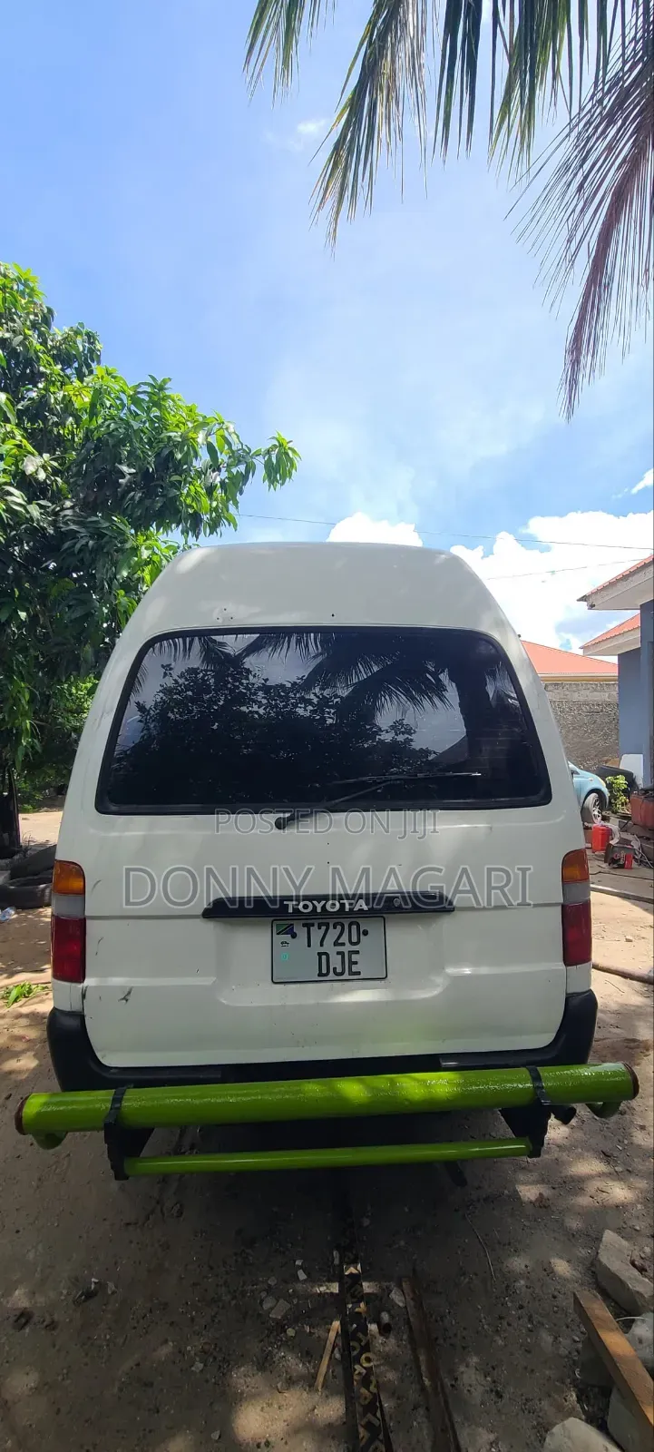 Toyota HiAce 2002 White