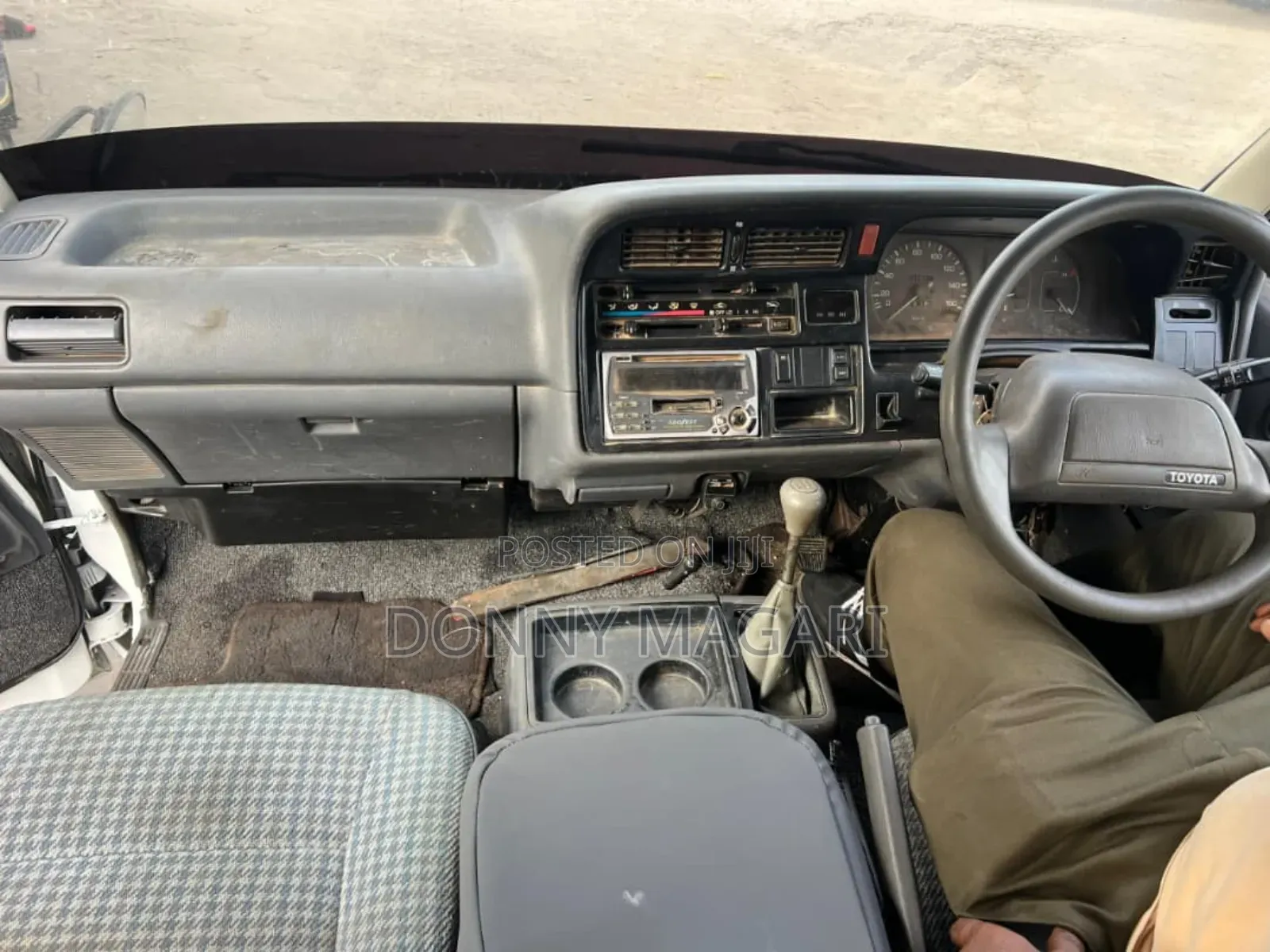 Toyota HiAce 2000 White