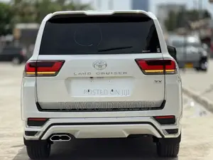 Toyota Land Cruiser LC300 2023 White