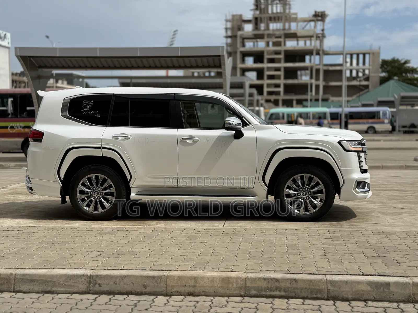 Toyota Land Cruiser LC300 2023 White