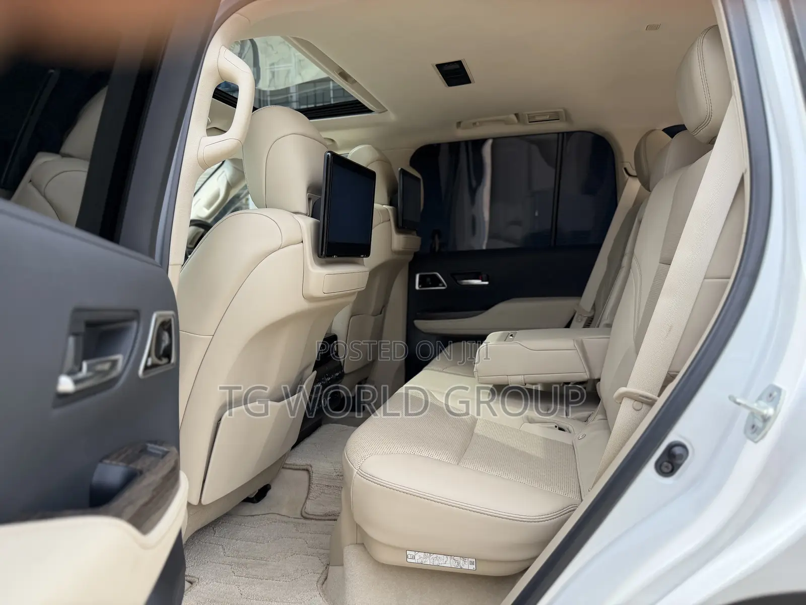 Toyota Land Cruiser LC300 2023 White