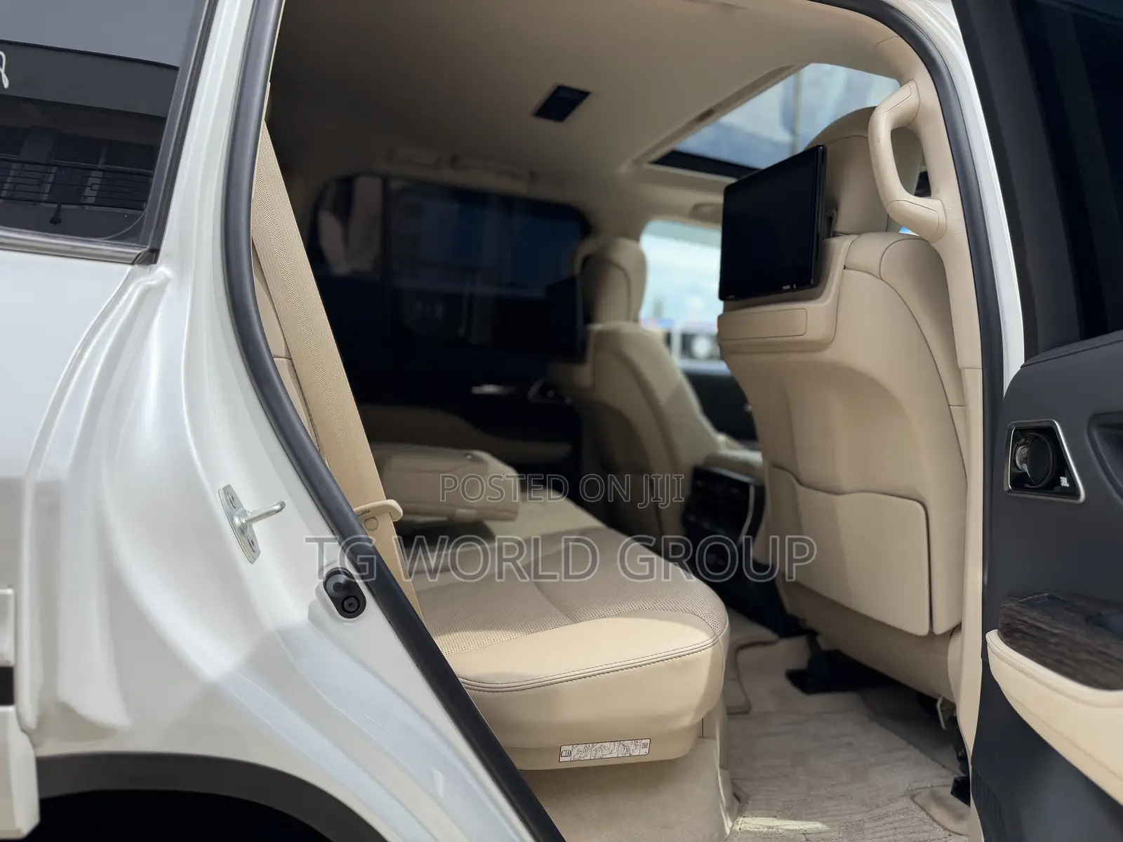 Toyota Land Cruiser LC300 2023 White
