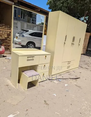 Seti Ya Chumbani Kabati La Nguo Na Dressing Table Rangi Ya Cream