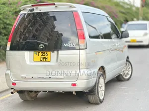 Toyota Noah 2.0 AWD (8 Seater) 2001 Silver