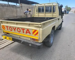 Toyota Land Cruiser 4x4 2005 Gold
