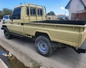 Toyota Land Cruiser 4x4 2005 Gold