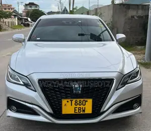 Toyota Crown 2018 Silver