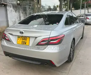 Toyota Crown 2018 Silver