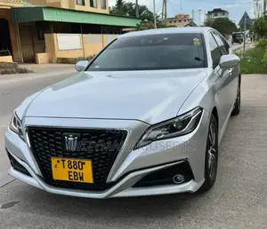 Toyota Crown 2018 Silver