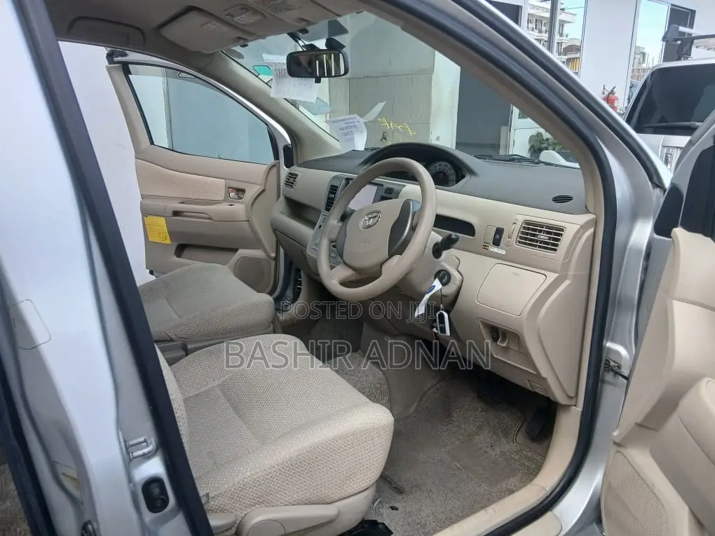 Toyota Raum 2008 Silver