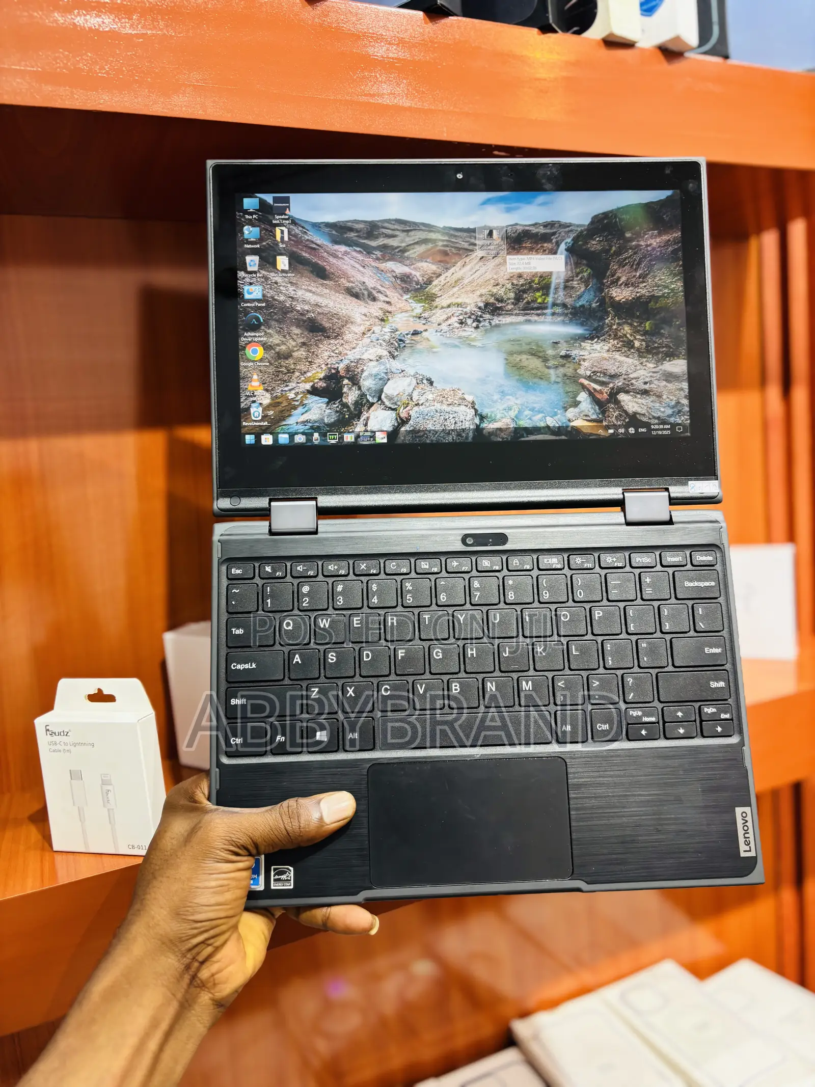 Laptop Lenovo 300e 4GB Intel SSD 128GB