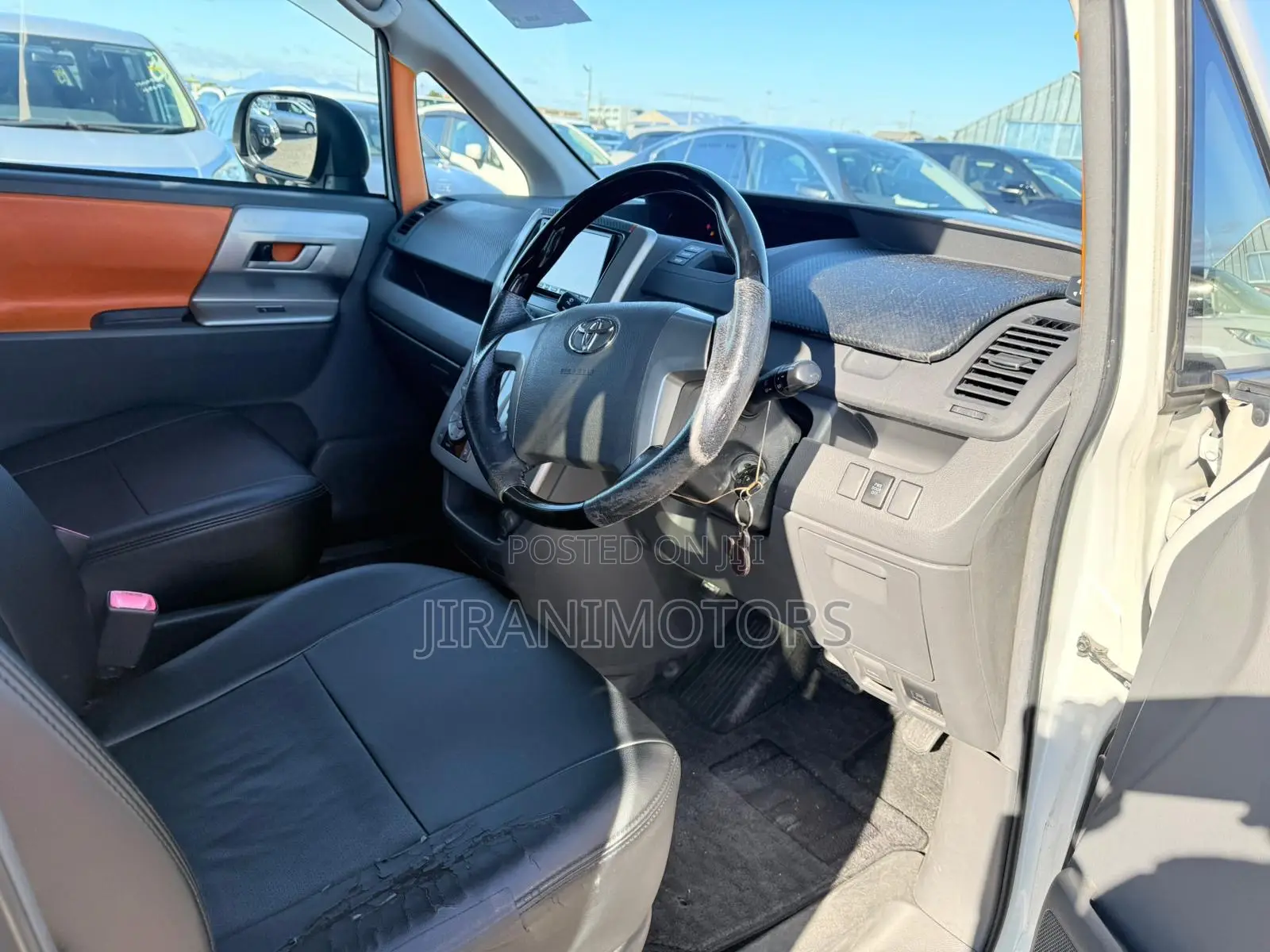 Toyota Noah 2.0 143hp AWD (7 Seater) 2008 White