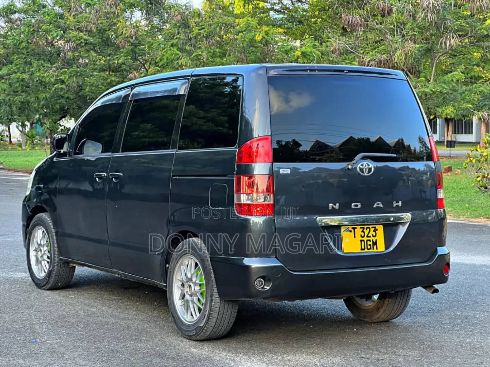 Toyota Noah 2.0 AWD (8 Seater) 2005 Black