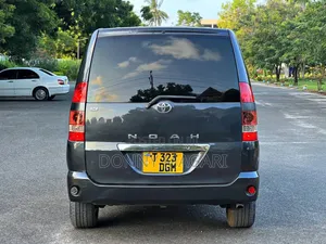 Toyota Noah 2.0 AWD (8 Seater) 2005 Black