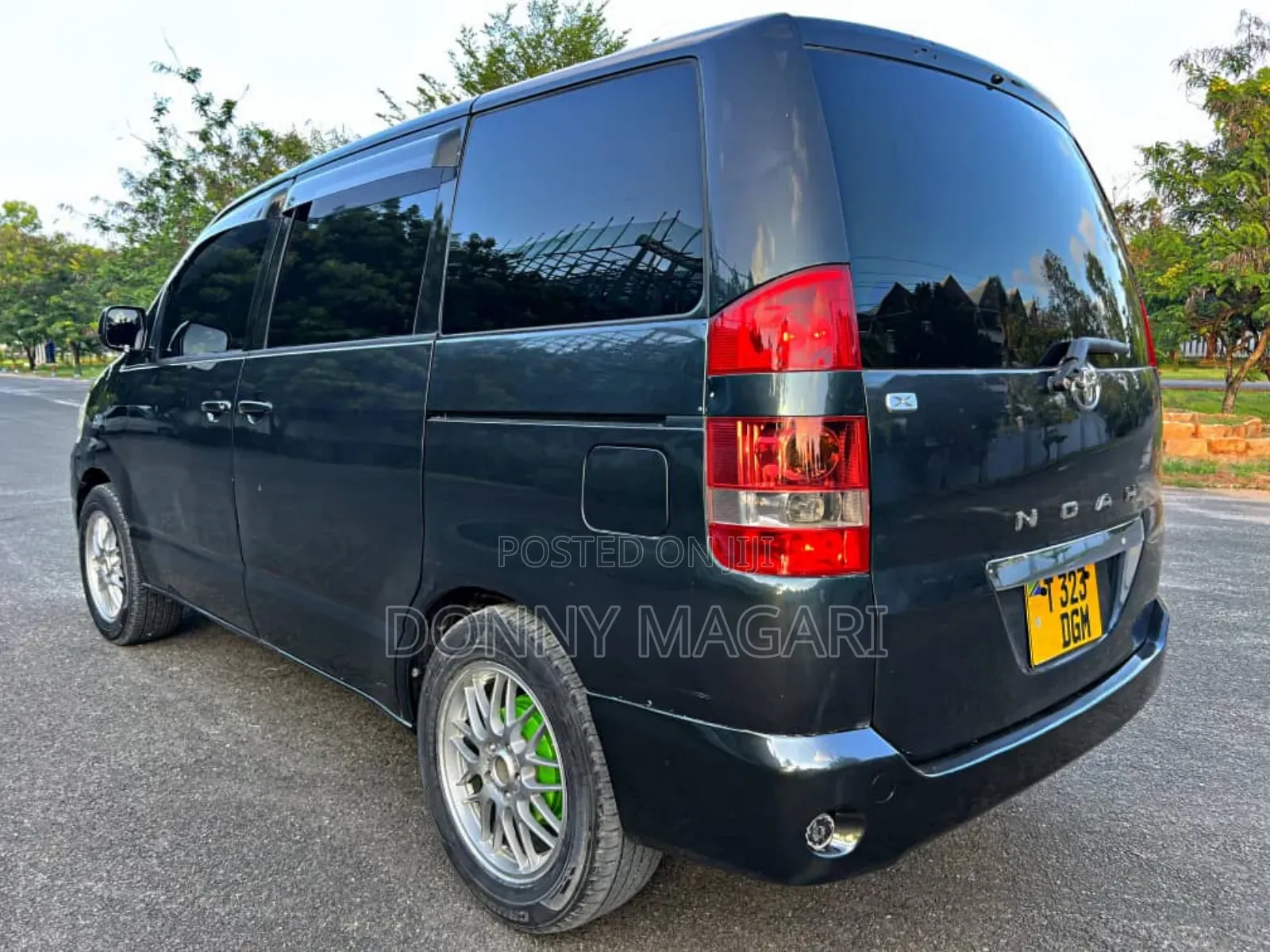 Toyota Noah 2.0 AWD (8 Seater) 2005 Black