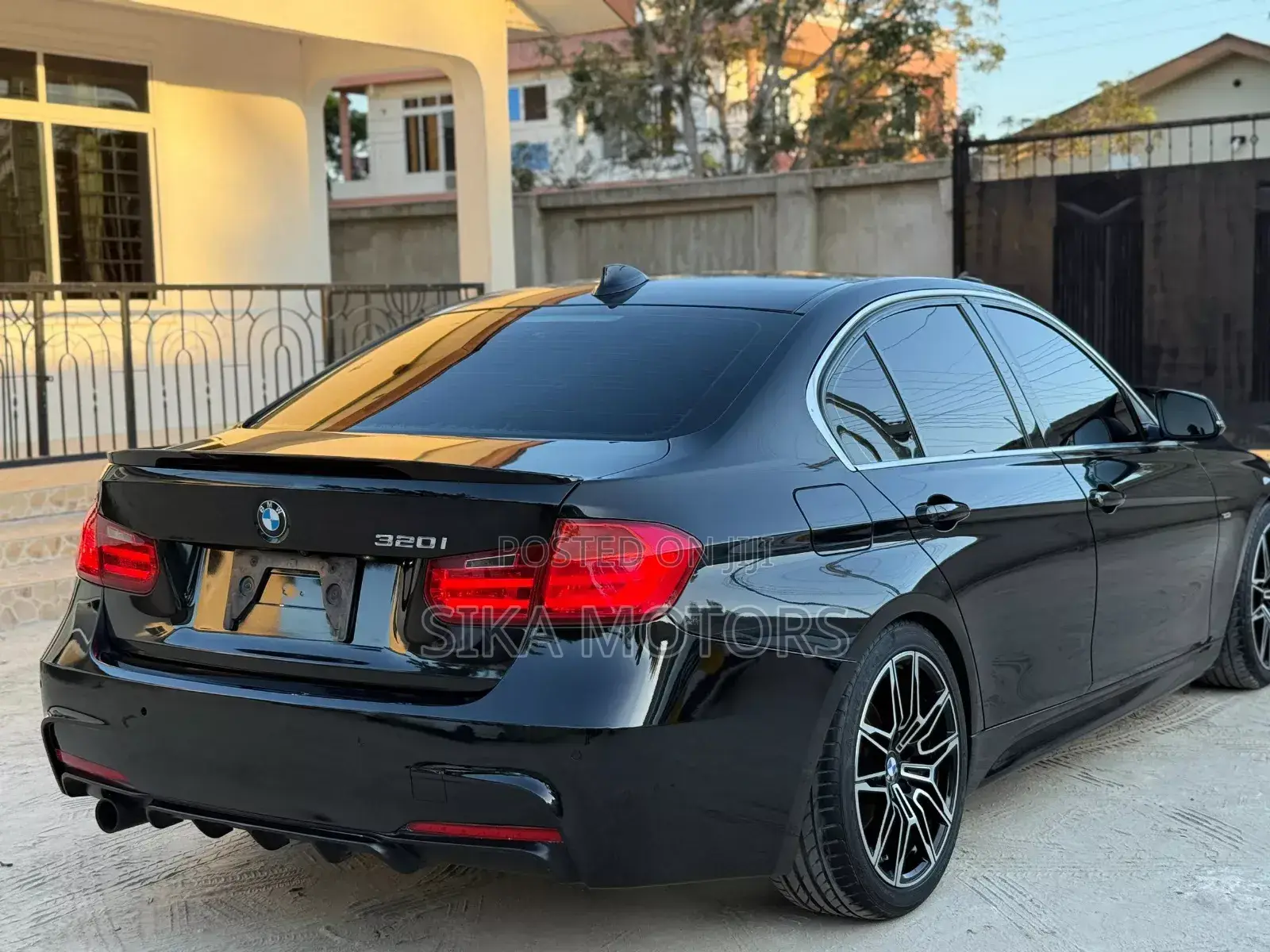 BMW 320i Sedan RWD 2013 Black