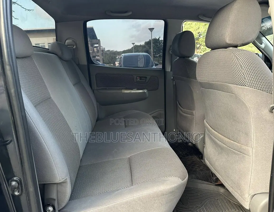 Toyota Hilux 2010 Black