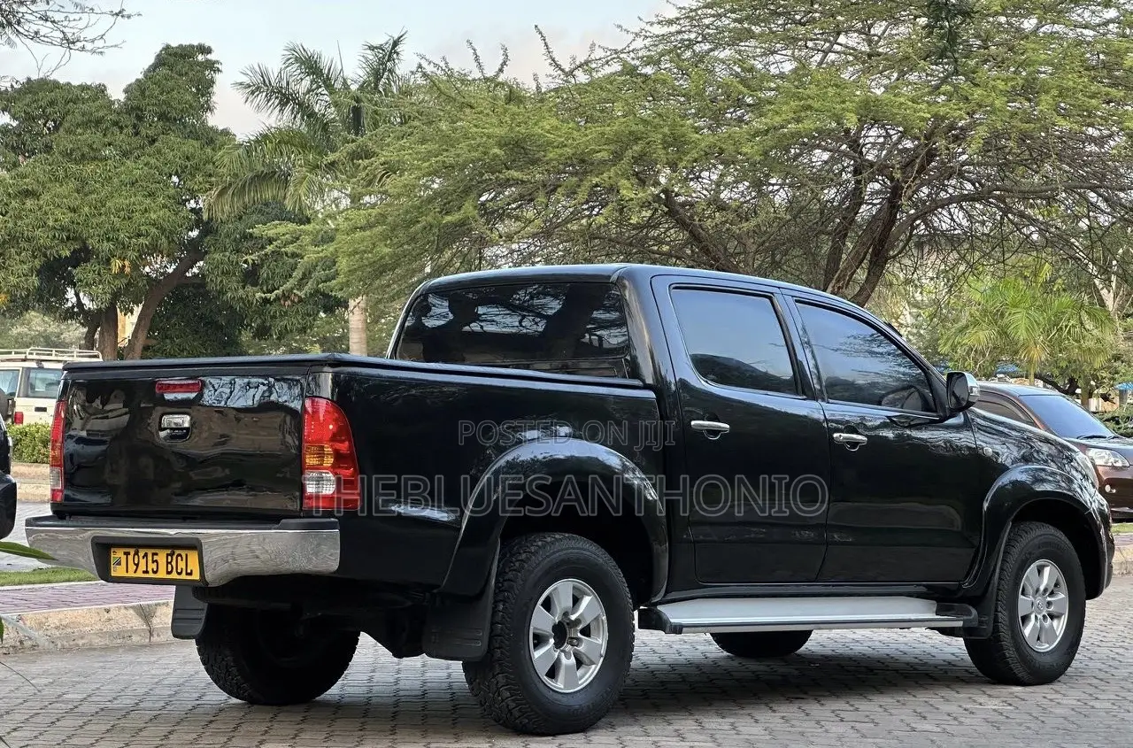 Toyota Hilux 2010 Black