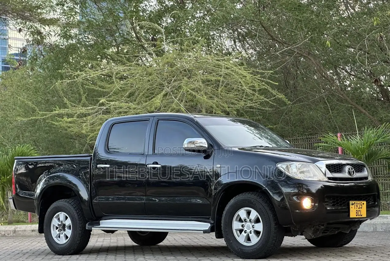 Toyota Hilux 2010 Black