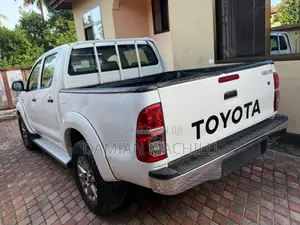 Toyota Hilux 2012 White