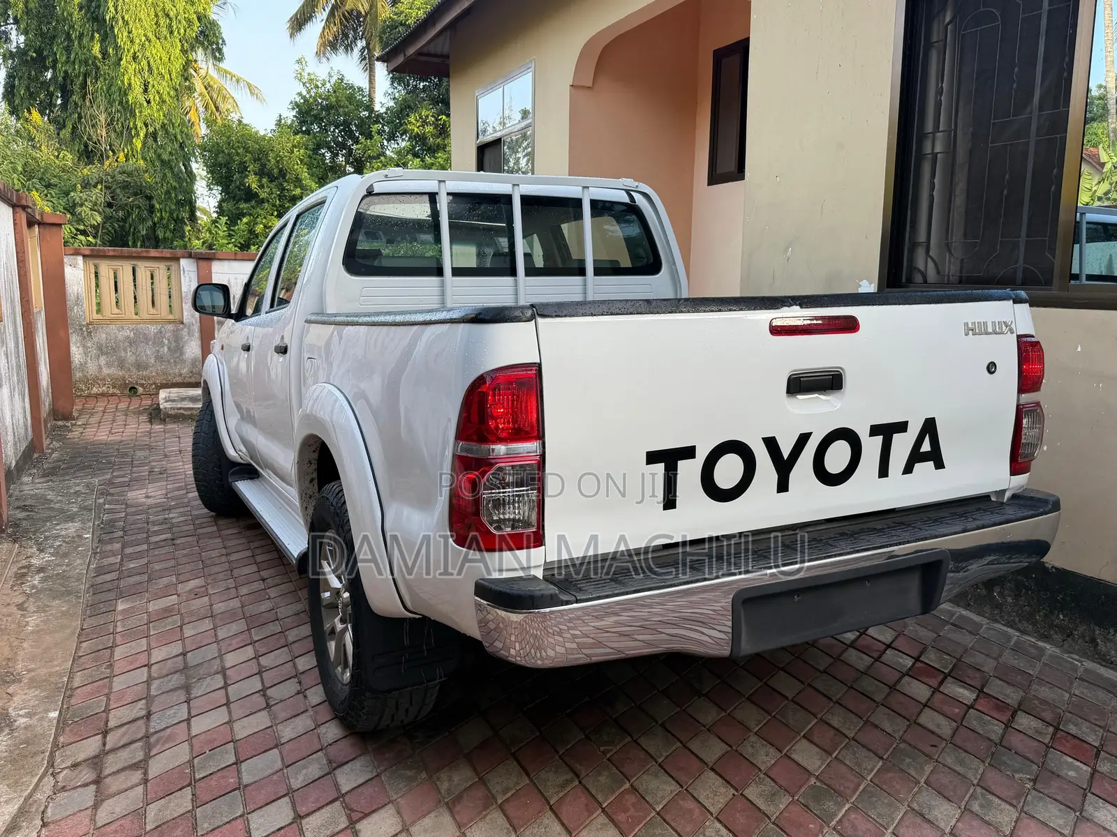 Toyota Hilux 2012 White