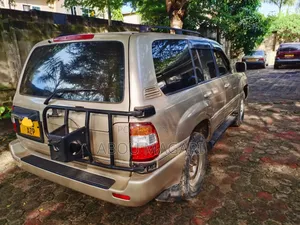 Toyota Land Cruiser 90 2000 Gold