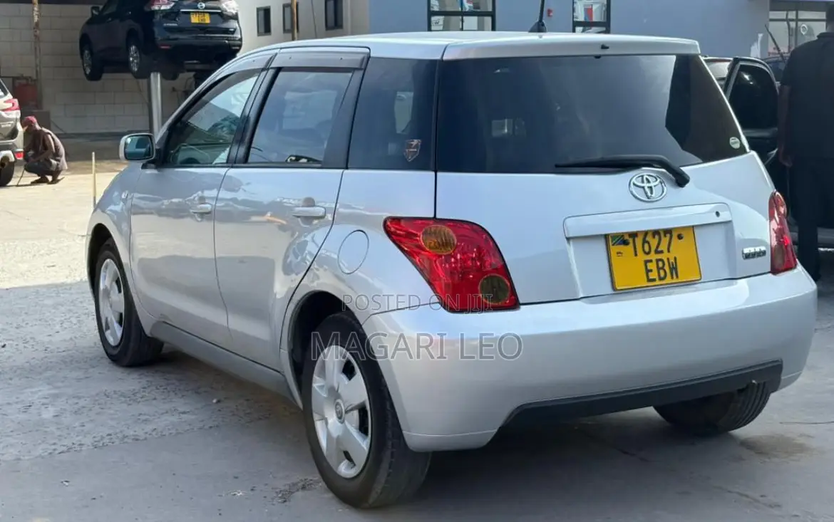 Toyota IST 2004 Silver