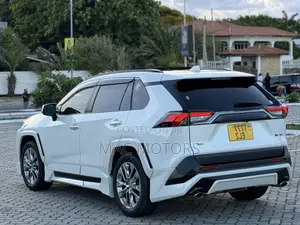 Toyota RAV4 2021 White