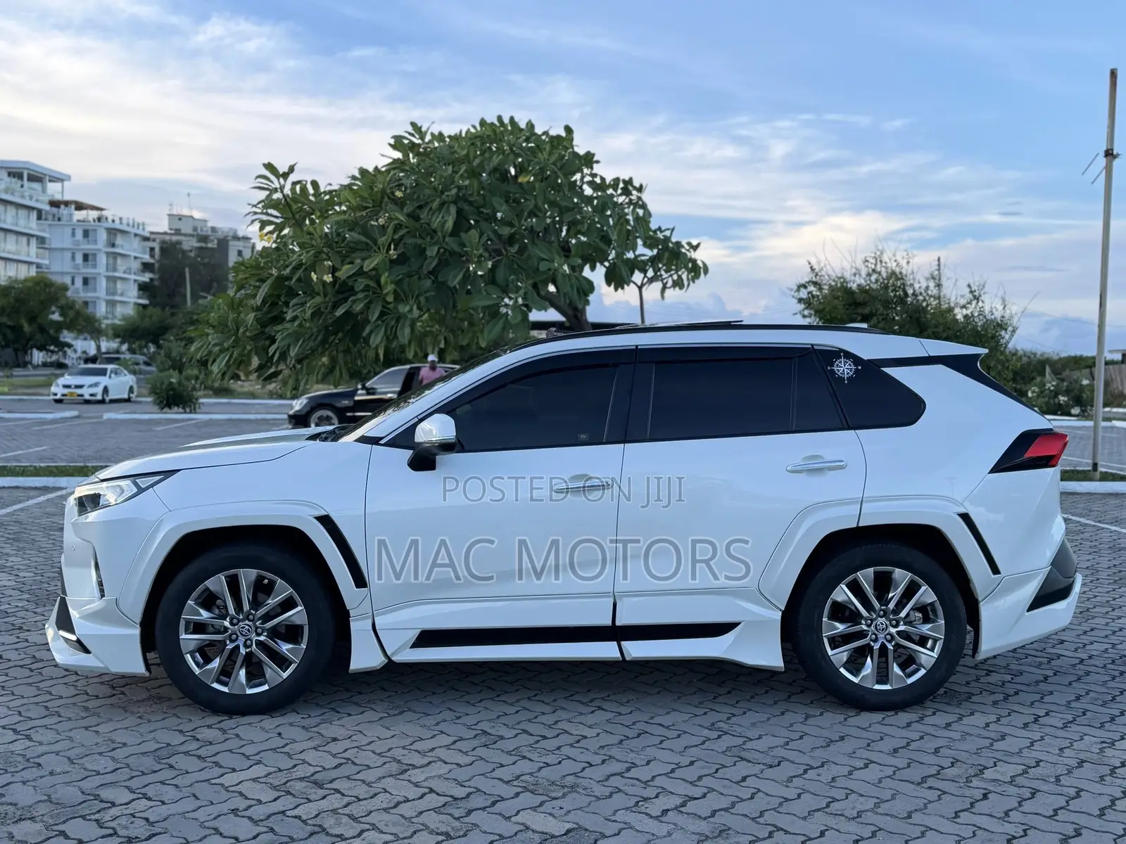Toyota RAV4 2021 White
