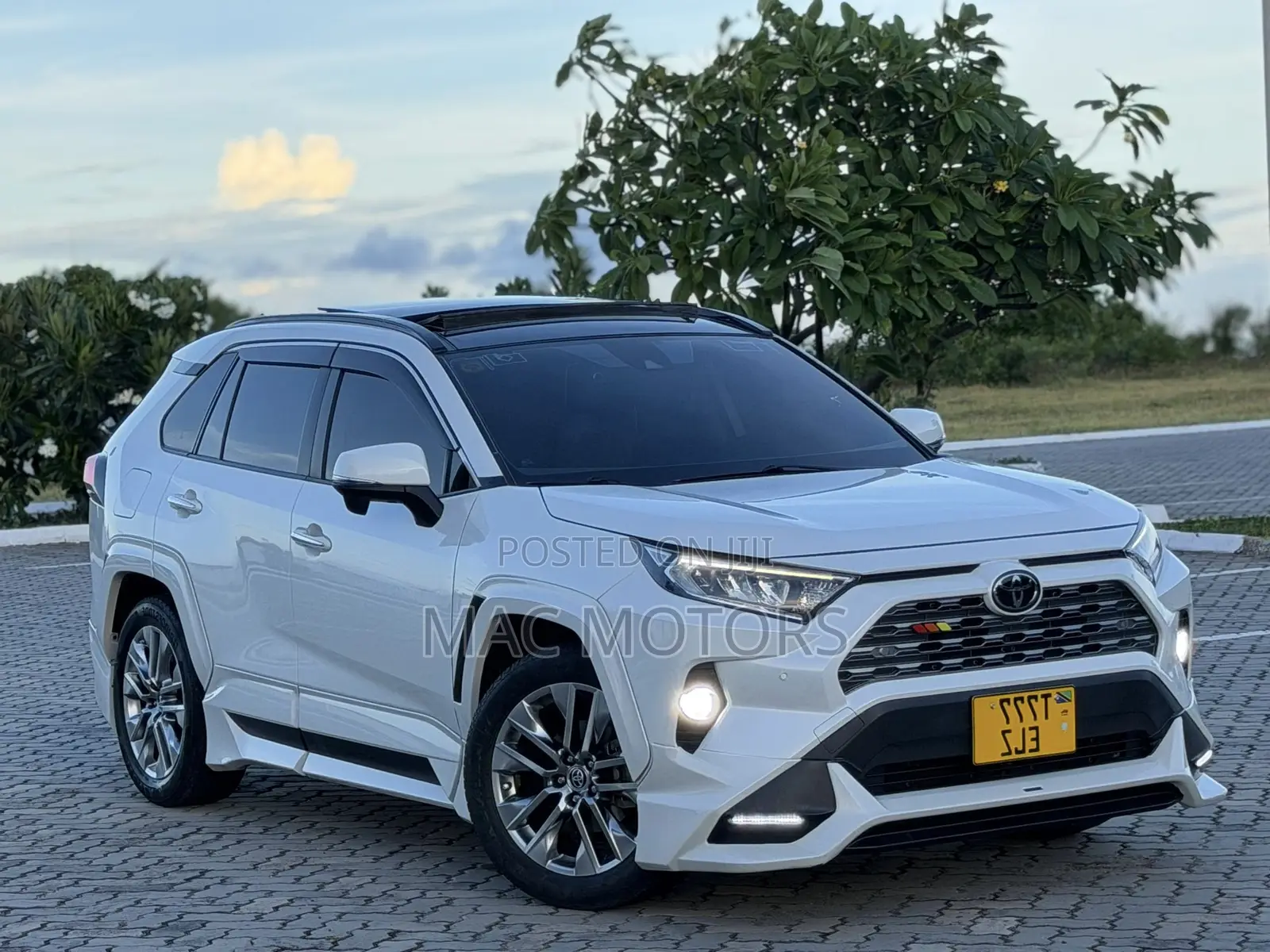 Toyota RAV4 2021 White